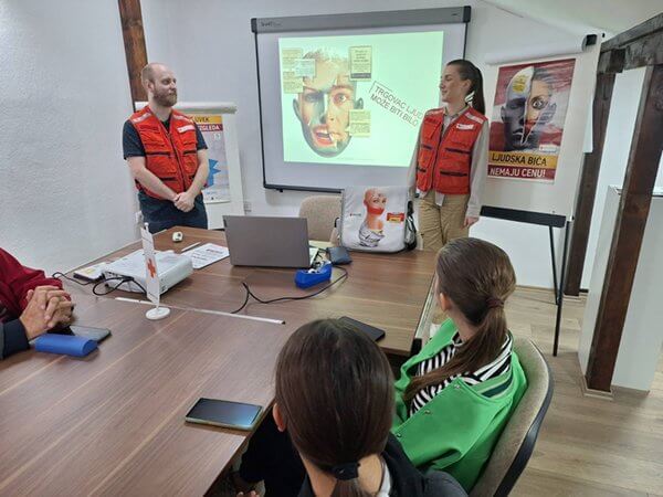 M 560070592 122183536922591122 8649182350331528984 N