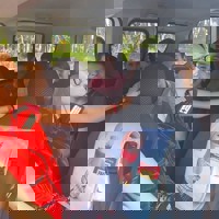 Deca Sa Intruktorkom I Promotivnim Materijalom