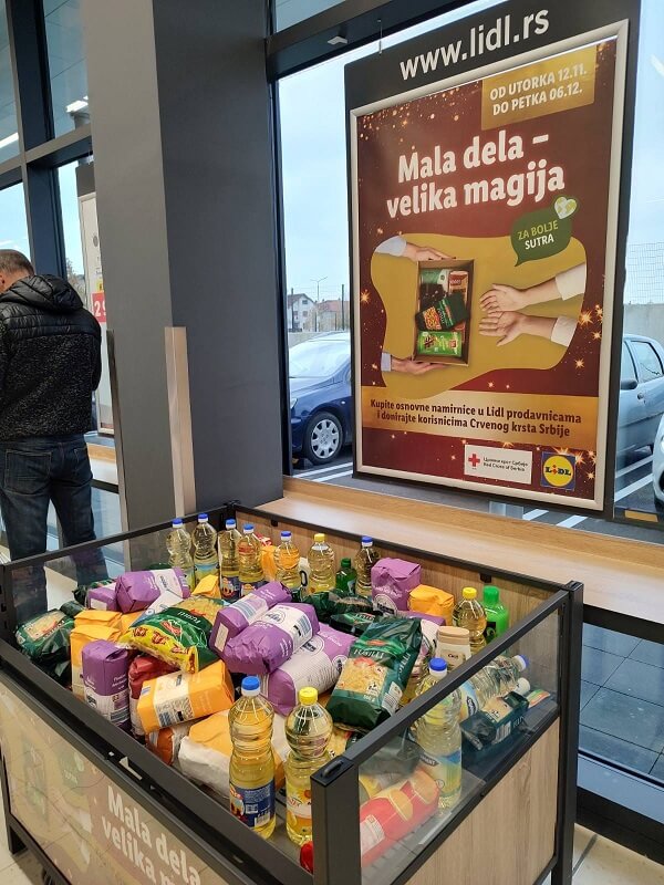 kamion sa znakom crvenog krsta